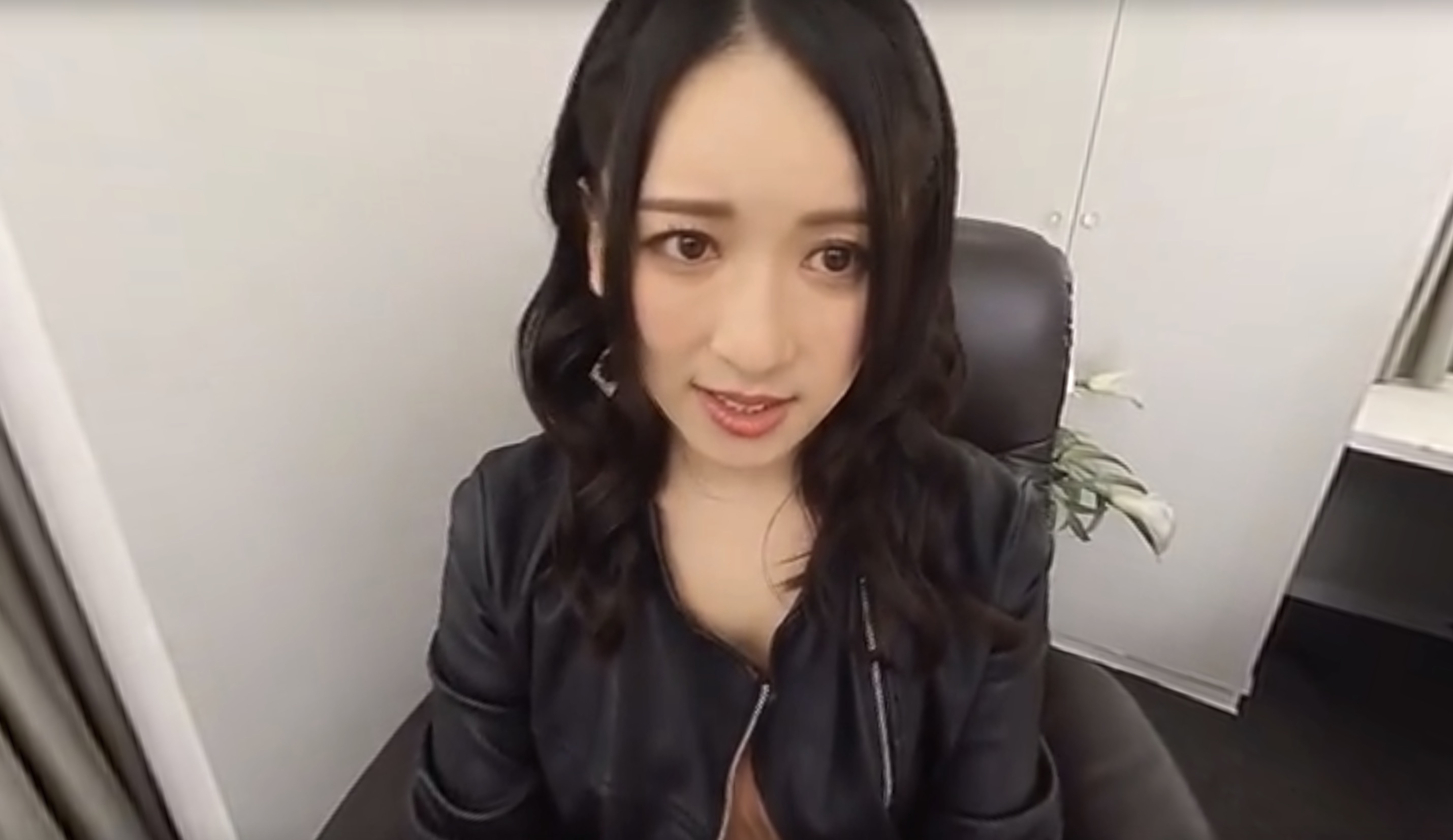 Suspicious Gyaru Seduces with Erotic Skills in VR 4K