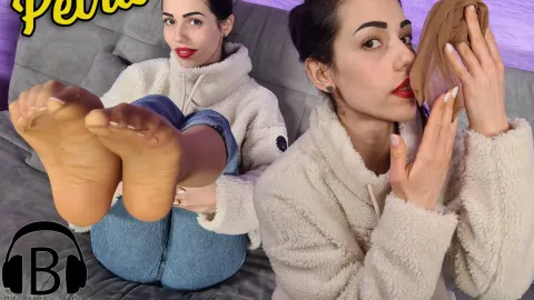 Petra's Seductive Feet in Knee-High Nylons & Cozy Slippers VR