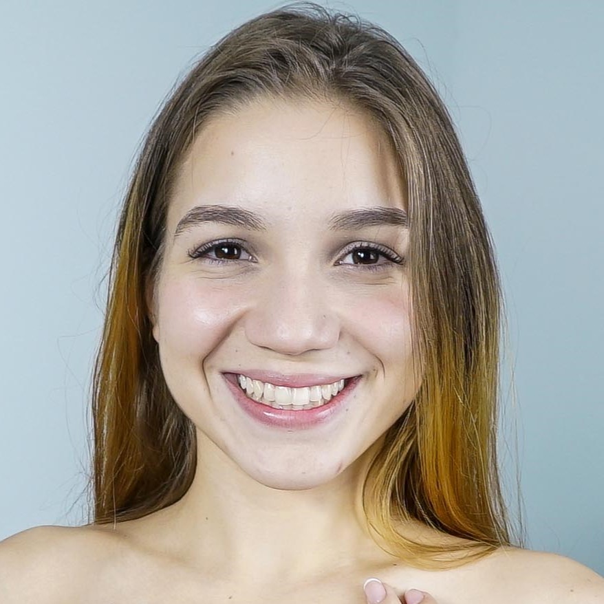 Majo Blonde portrait